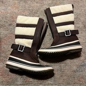 **SOLD** SOREL waterproof boots with fleece accent, leather trim.